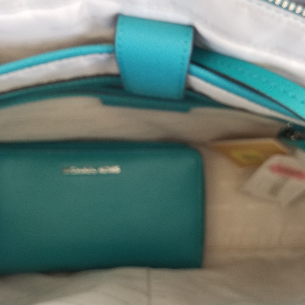 Michael Kors Pruse Set (SOLD) - Picture 12 of 12